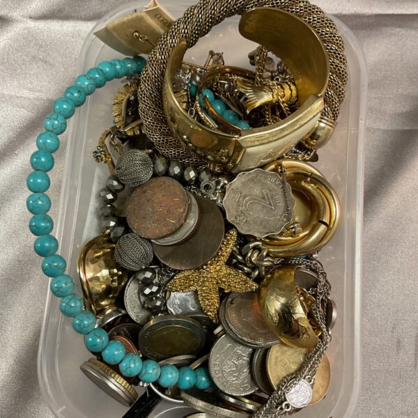 Assorted jewellery and coin lot with vintage and costume pieces.
