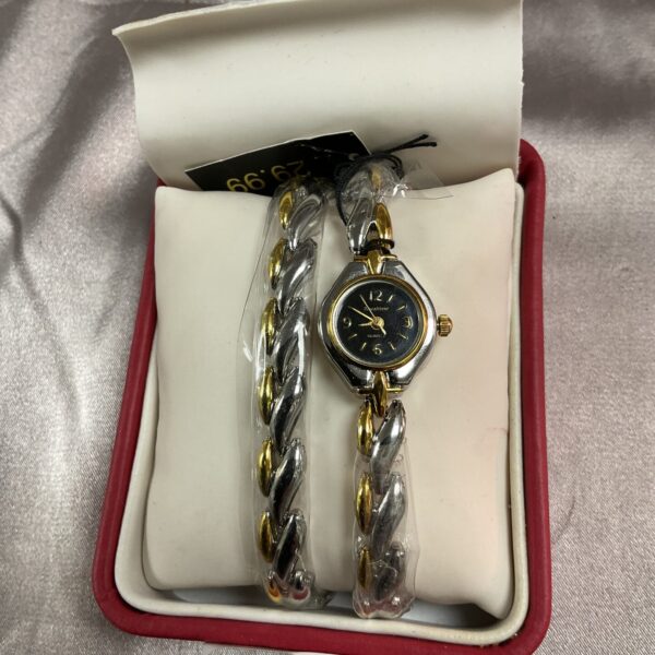 Vintage Royaltime quartz watch with gold-tone bracelet.