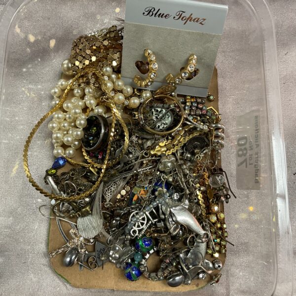 Mixed lot of vintage costume jewellery with necklaces and brooches.