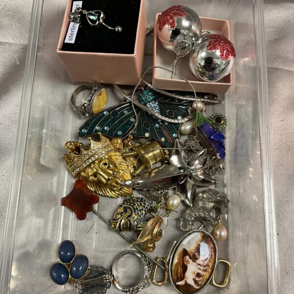 Assorted mixed jewellery lot with silver and costume pieces.