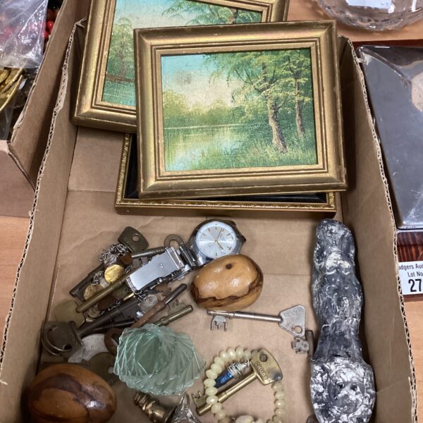 Overview of a mixed lot of vintage collectibles and curios.