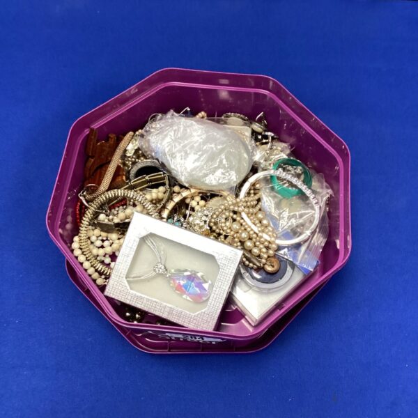 Mixed lot of vintage costume jewellery and fashion accessories.