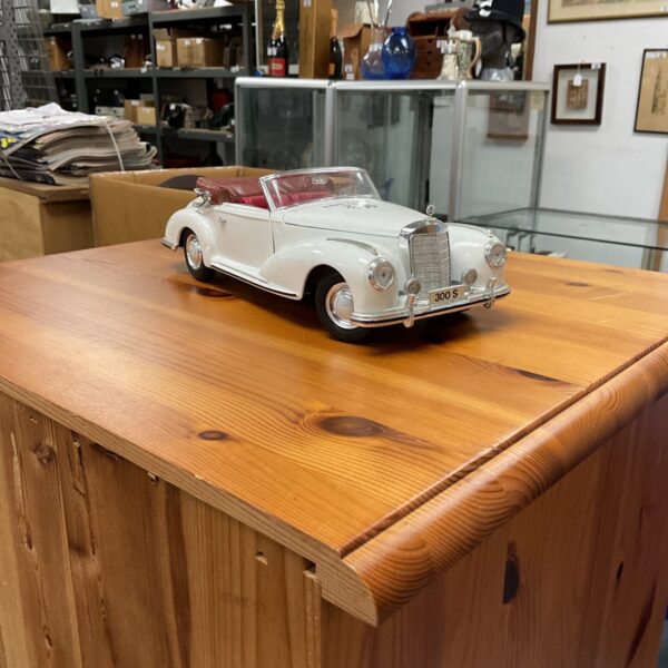 Detailed diecast model of a classic 1955 Mercedes Benz 300 S.