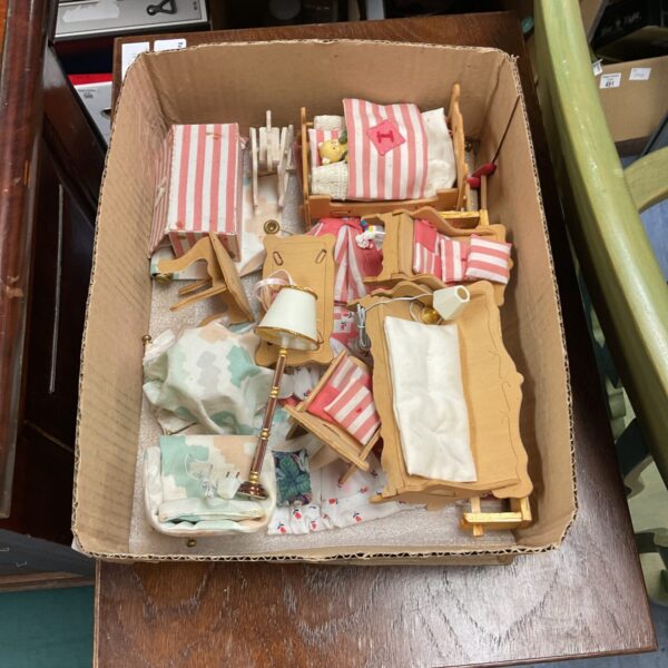Vintage dolls house furniture lot with patterned bedding.