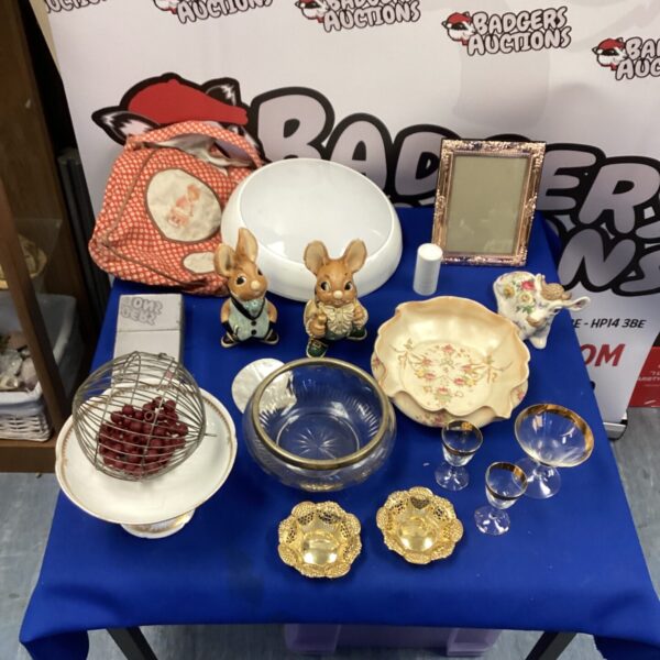 Mixed lot of vintage collectibles including rabbit figurines.