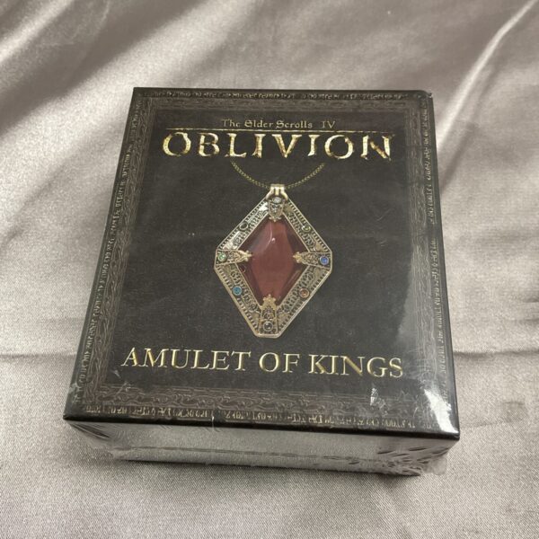 Detailed Oblivion Amulet of Kings replica from The Elder Scrolls IV.