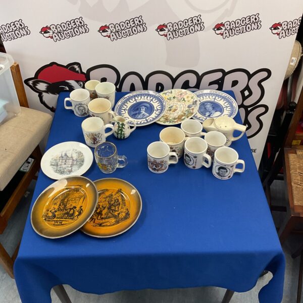 Mixed lot of Royal Family mugs and plates, including Wedgwood coronation items.