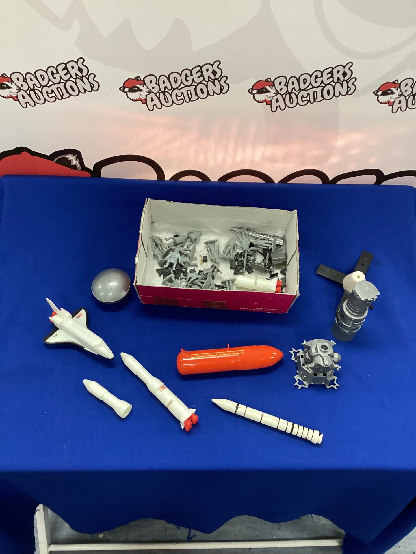 374 Box of spacemen and rockets