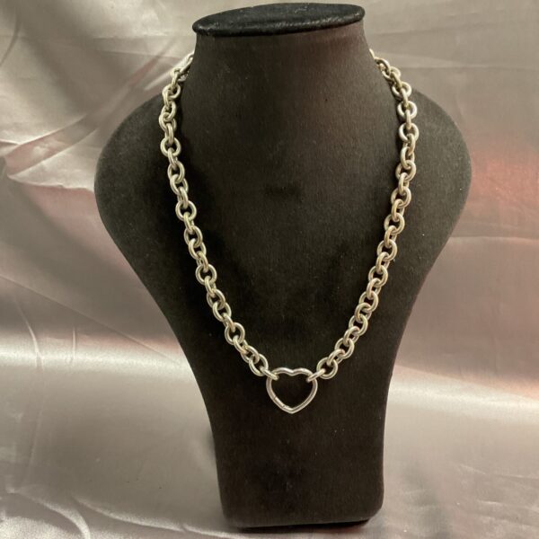 Stylish chunky silver necklace, 18 inch chain.