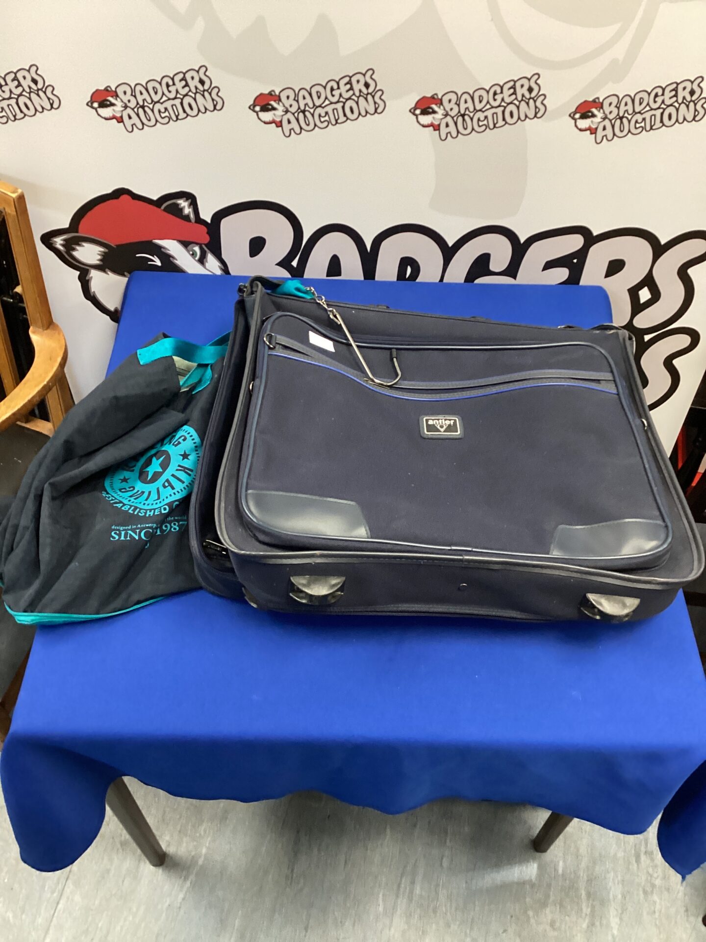 539 Antler suitbag with kipling bag