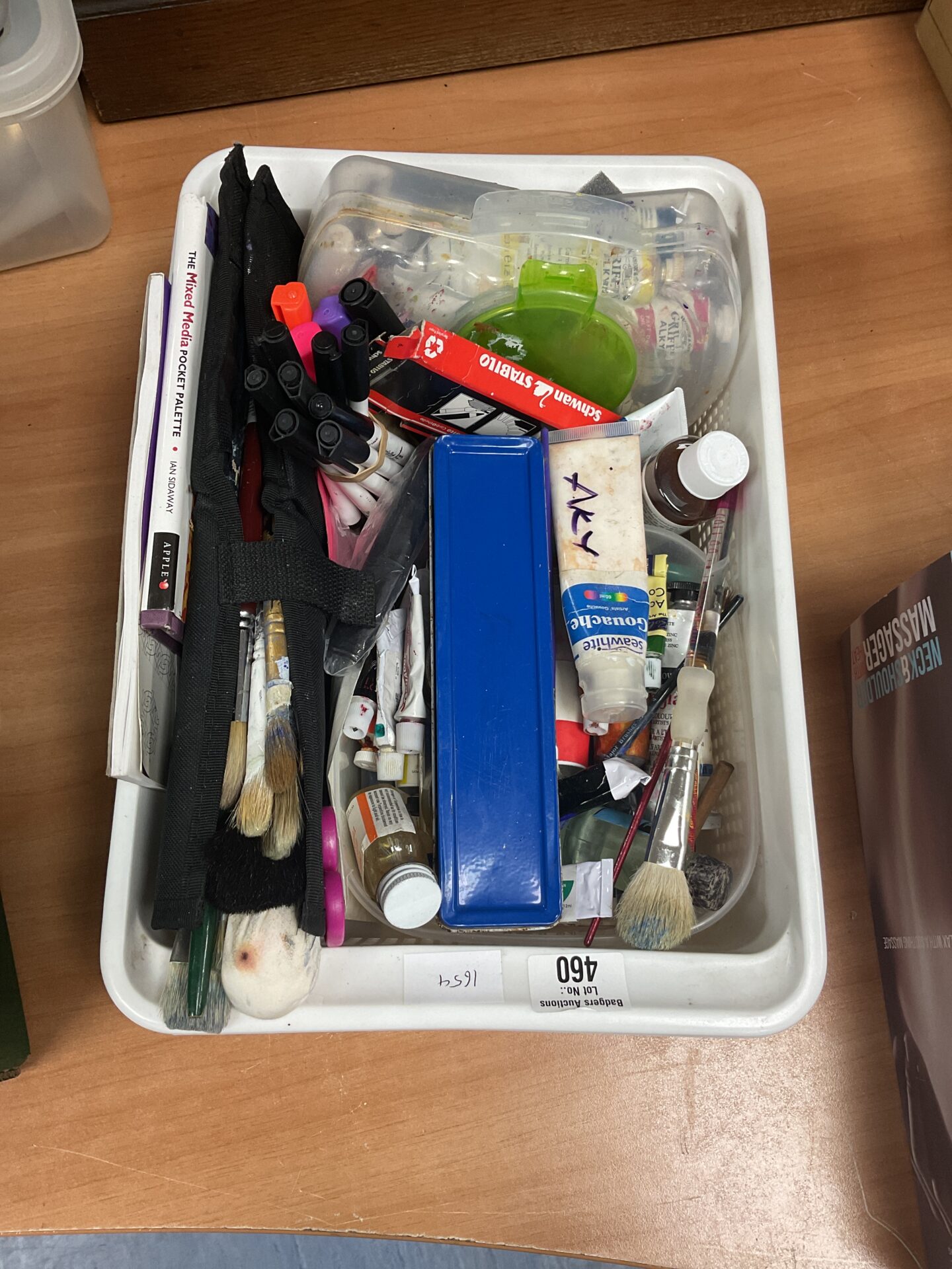 460 Box of mixed arts and crafts items
