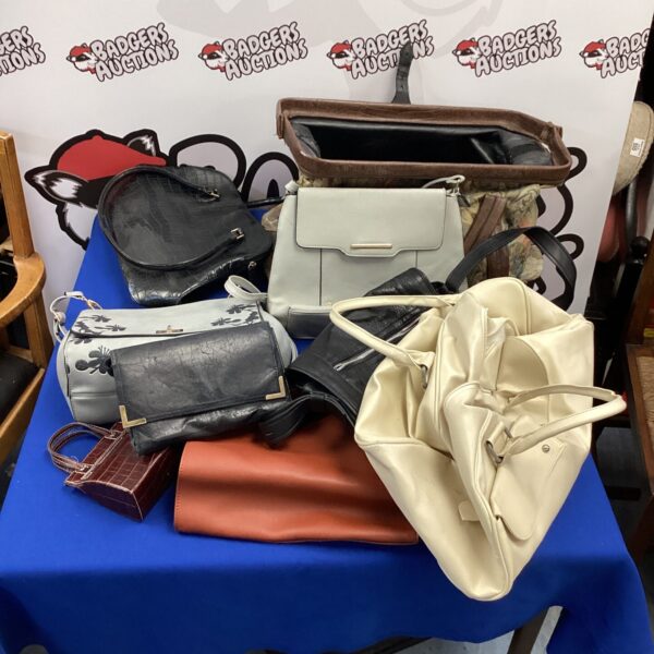 Assorted ladies handbags in a vintage lot.