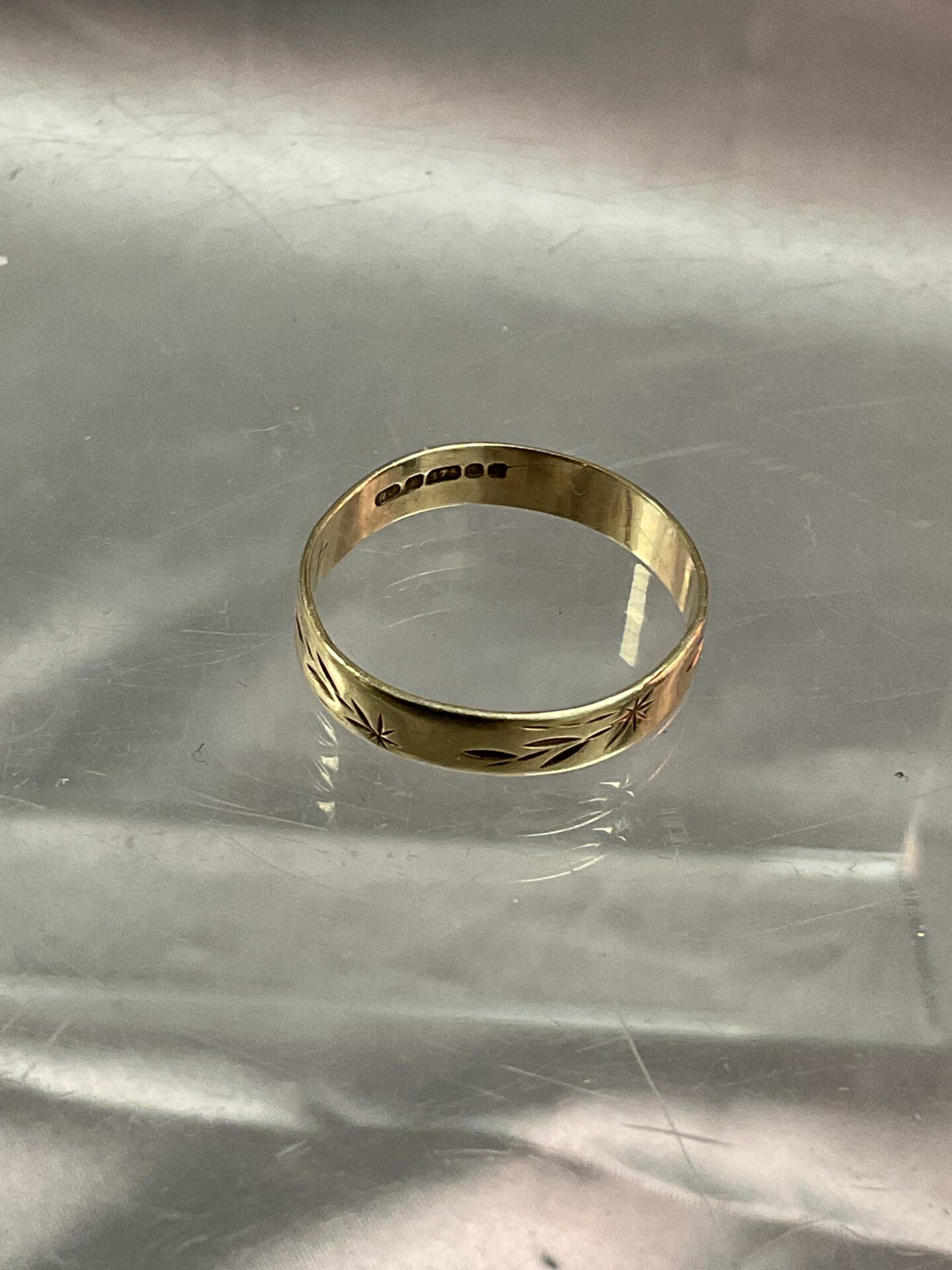 893 9ct gold band ring size R 1.4g