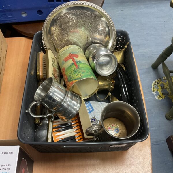 Mixed lot of vintage metalware including a pewter tankard.
