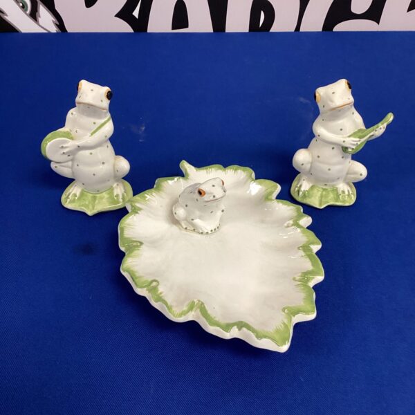 Vintage Italian ceramic frog pair, mid-century collectible.