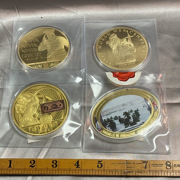 Lot of war commemorative coins, including First World War collectibles.