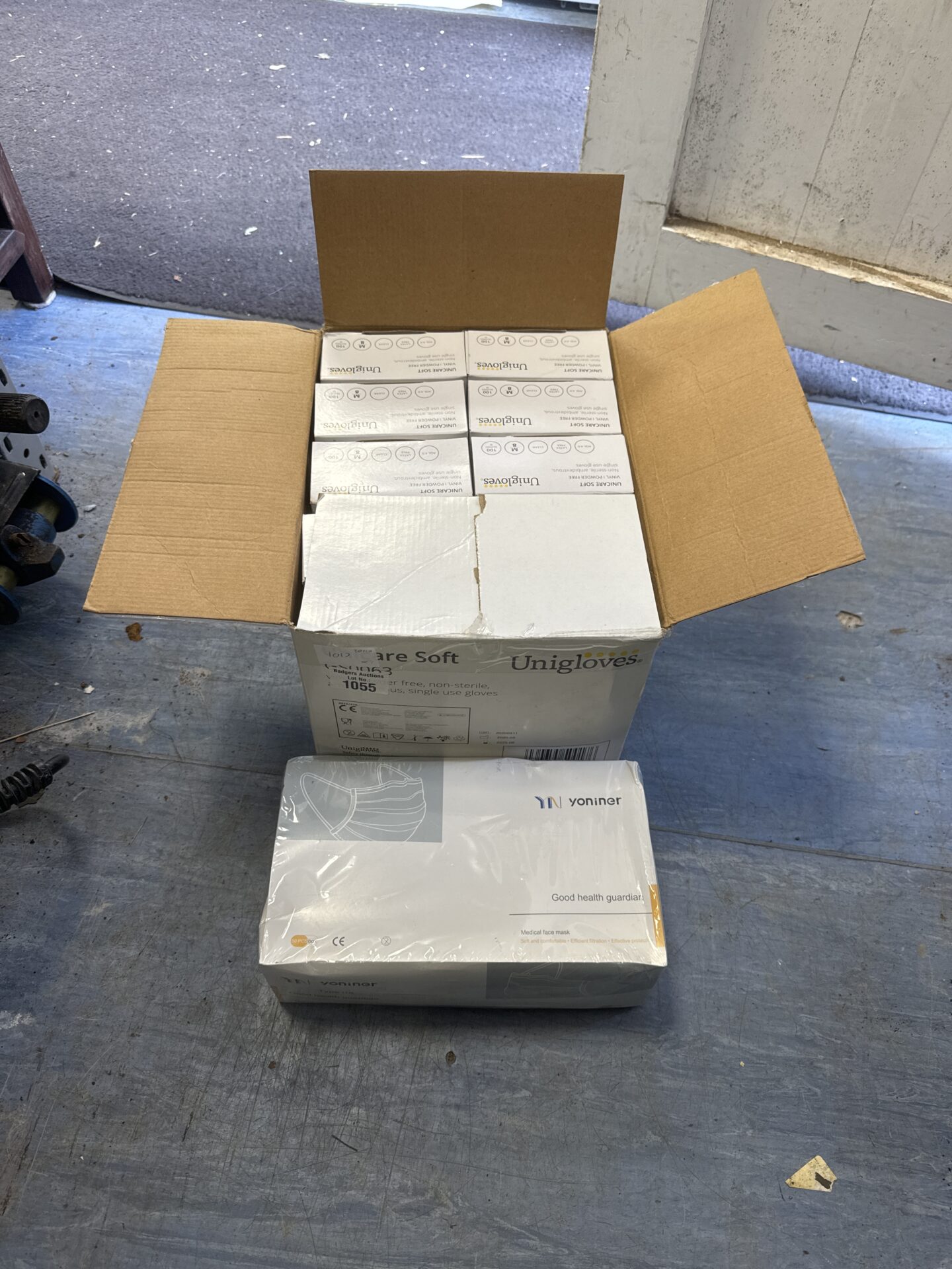 1055 Box of medium gloves with box of faces masks