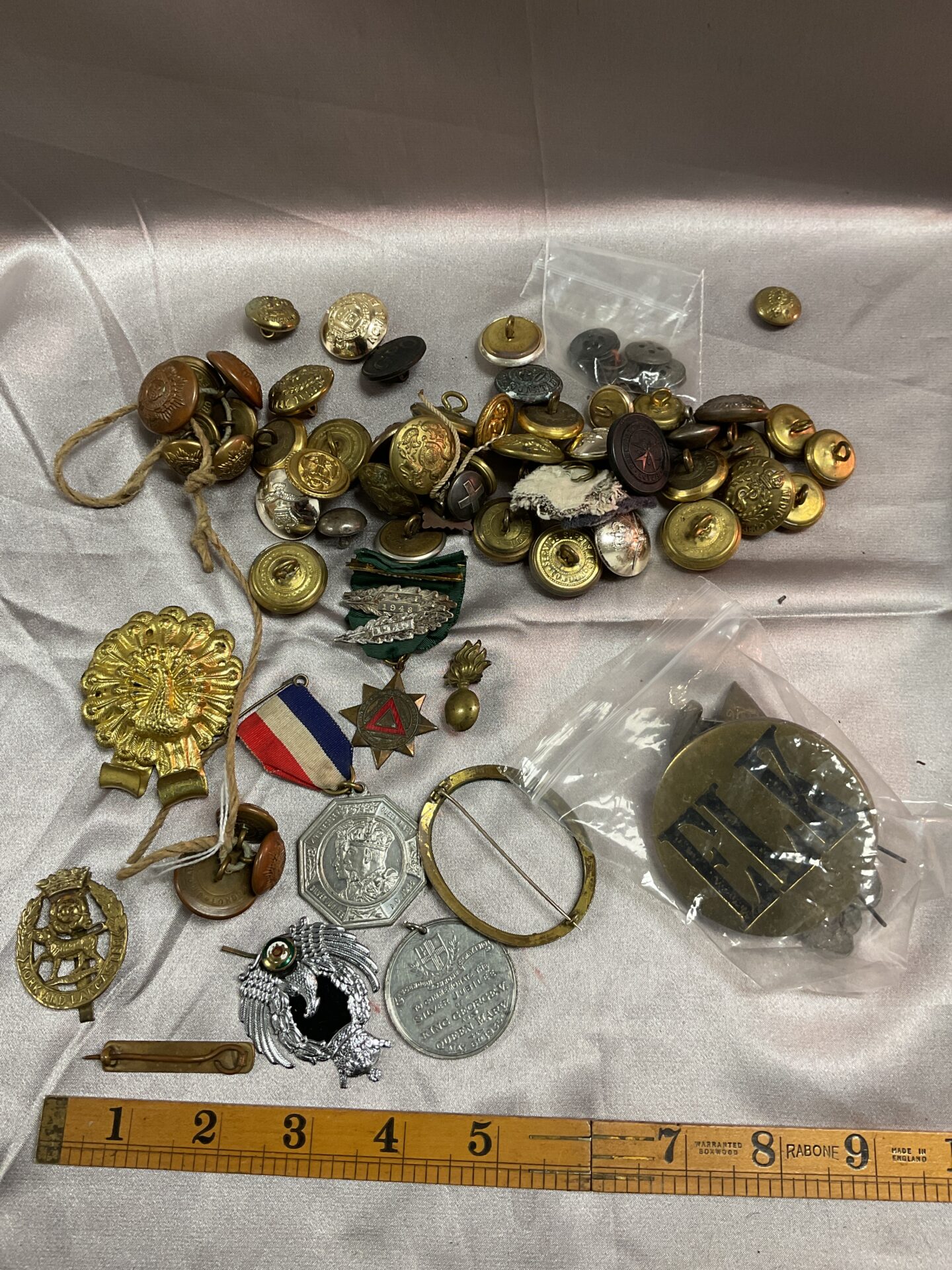800 Box assorted military buttons and badges