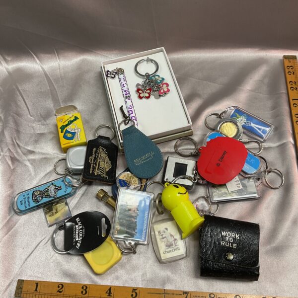 Mixed lot of vintage and character novelty keyrings.