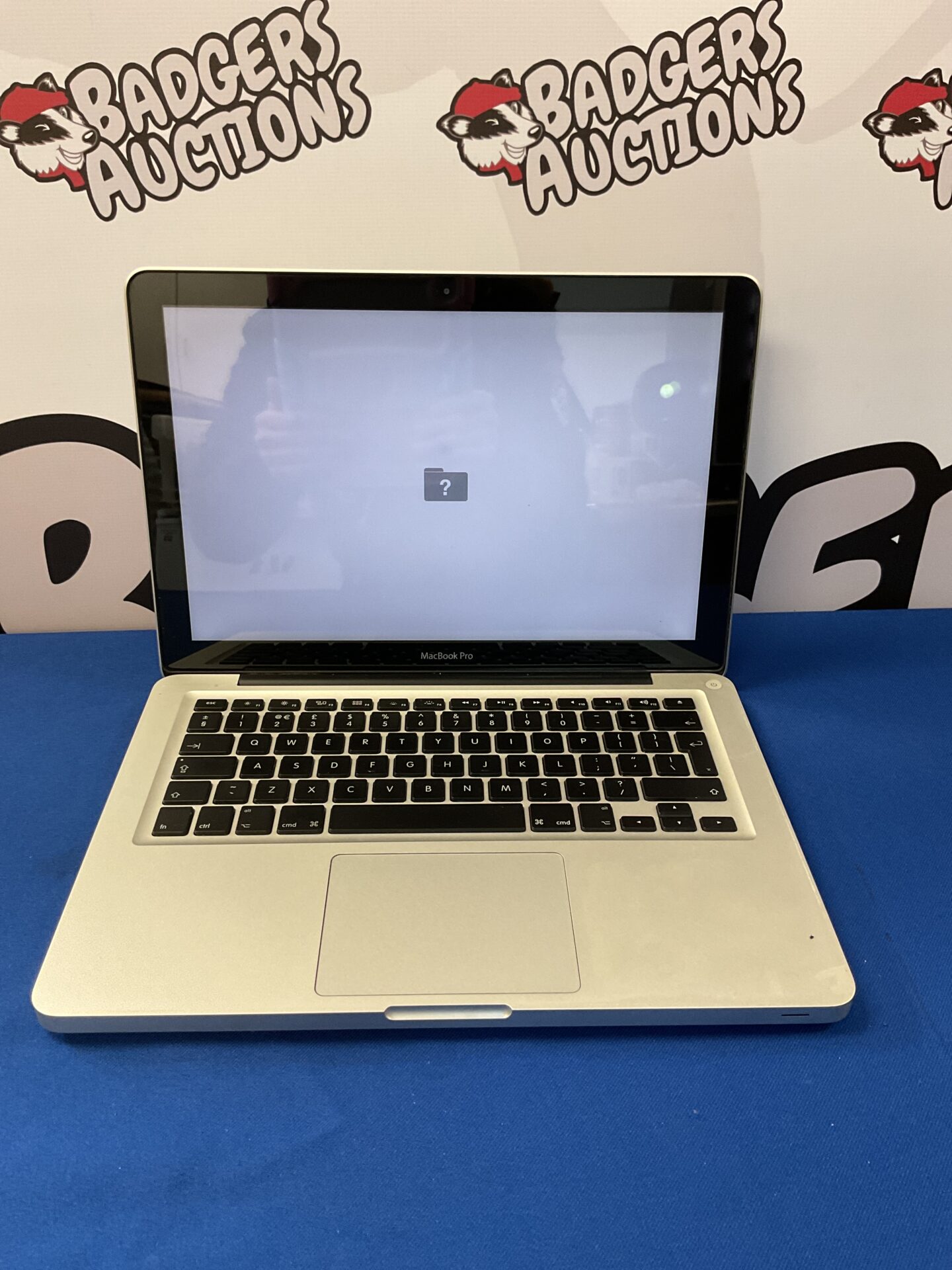 083 apple macbook pro model a1278 (powers on but flashing folder symbol with question mark?)