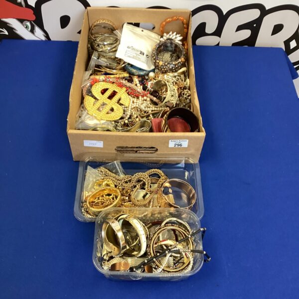 Tray of mixed costume jewellery and vintage fashion accessories.