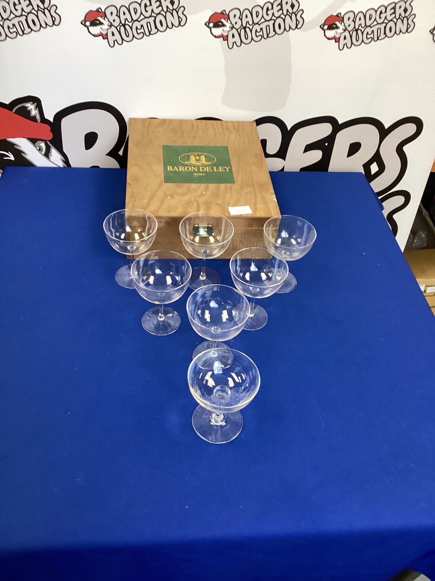 287 Set of crystal champagne glasses with wooden wine box