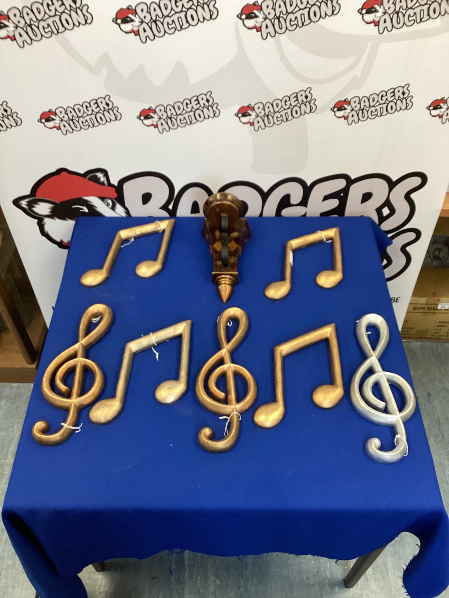 286 Set of musical notes made of resin plus wall mounted candle holder