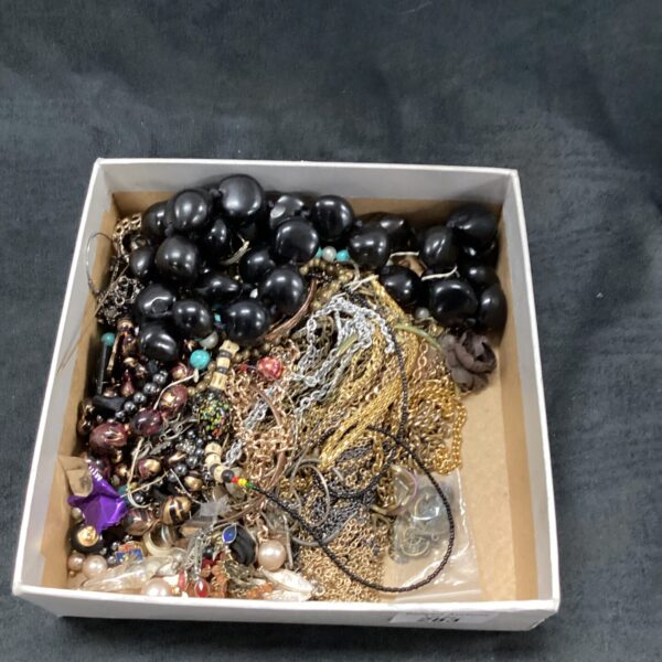 Assortment of vintage and fashion costume jewellery pieces.