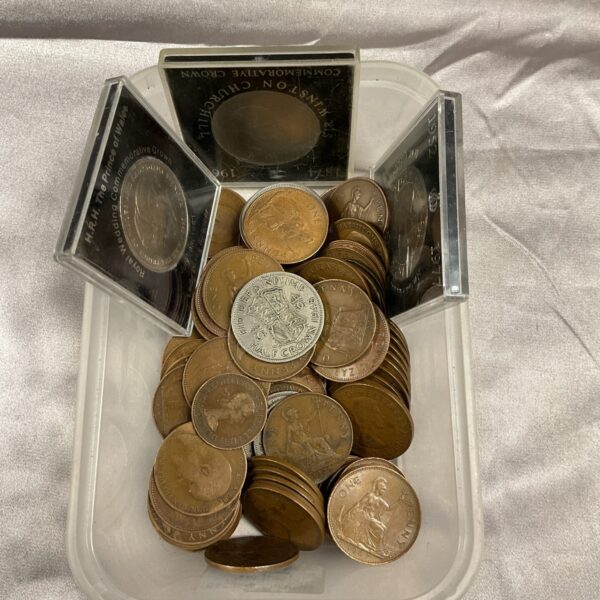 Mixed lot of British pennies and commemorative coins in a tub.