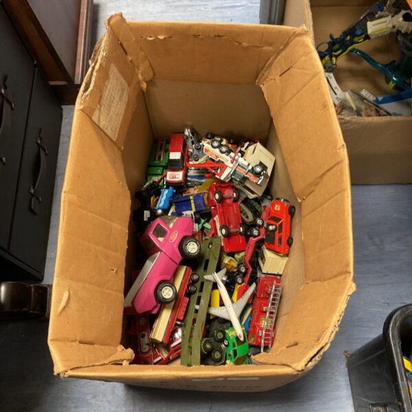 Vintage diecast model car lot with Tonka and Matchbox vehicles.