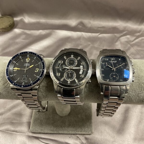 Gents quartz wristwatches lot featuring Oris and Guess brands.
