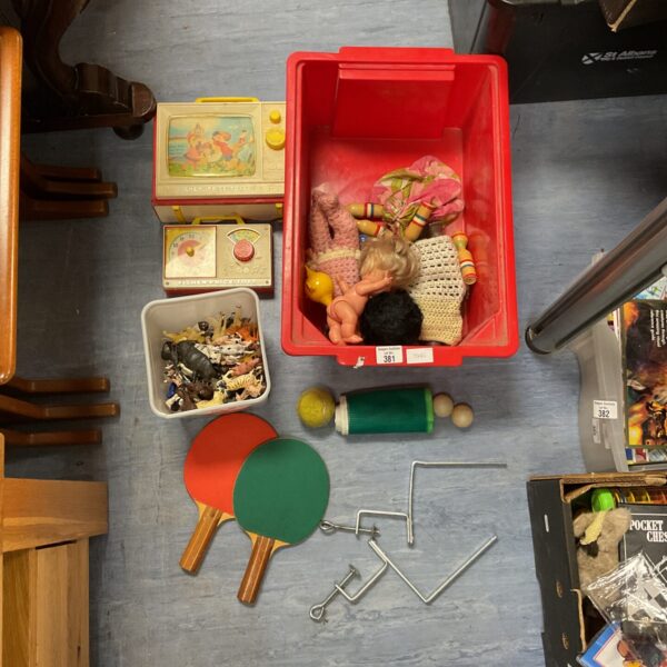 Mixed lot of vintage toys and games including dolls and ping pong.
