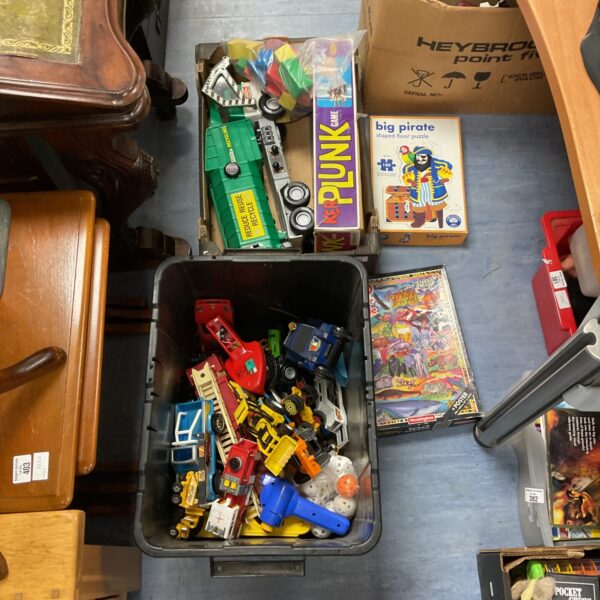 Mixed toy lot with Tonka truck and puzzle sets for collectors.