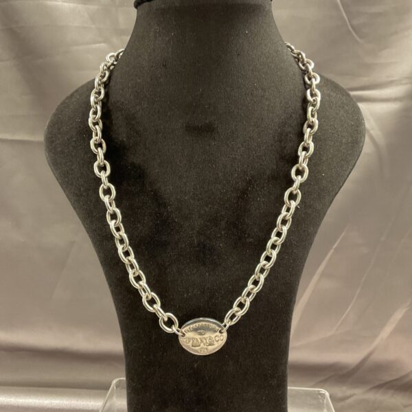 Silver T Bar necklace on a mannequin, Tiffany style.