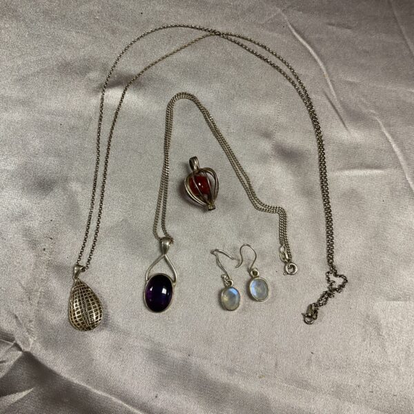 Close-up of 925 silver jewellery lot including necklace and earrings.