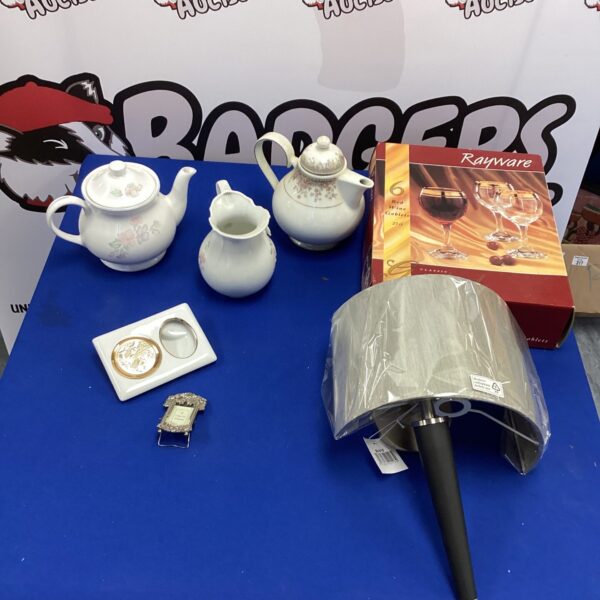 Vintage Sadler Romance tea pot in a mixed lot of items.