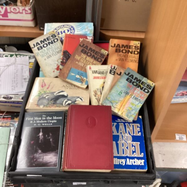 Large lot of vintage Ian Fleming James Bond novels for collectors.