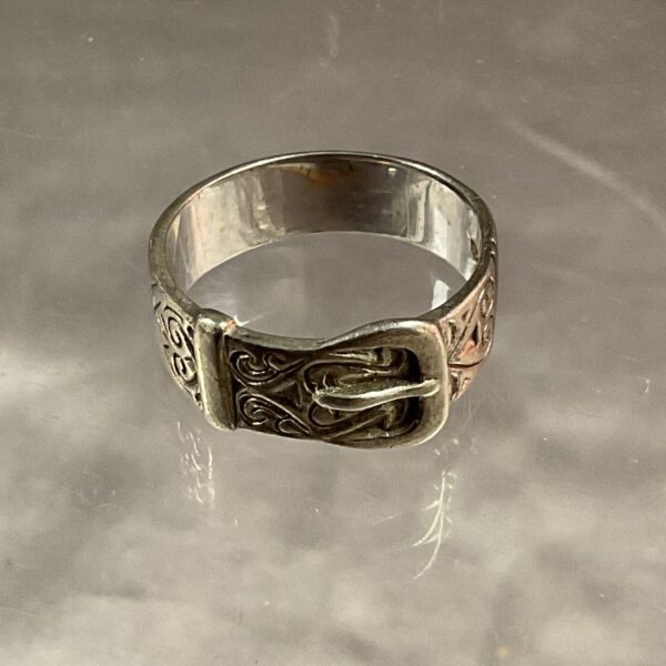 Detailed silver buckle ring, size S, vintage style.