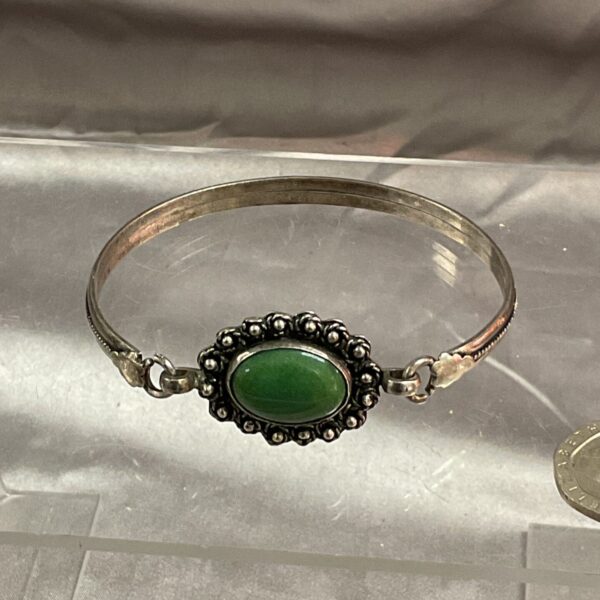 Vintage 925 silver bracelet with a vibrant jade stone.