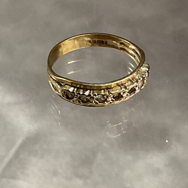Elegant 9ct gold ring with seven white stones, size N.