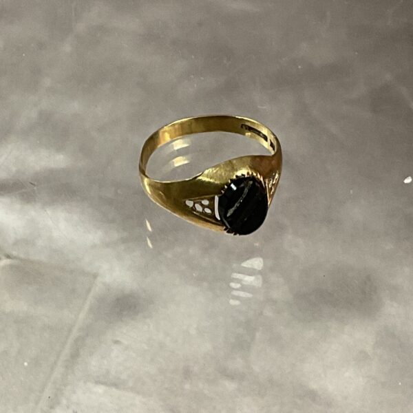 Polished 9ct gold signet ring with a black onyx stone.