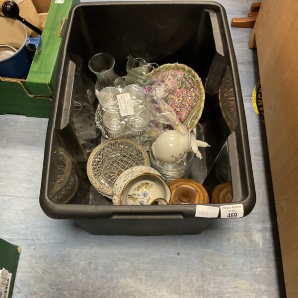 Mixed lot of vintage glassware and ceramic plates for collectors.