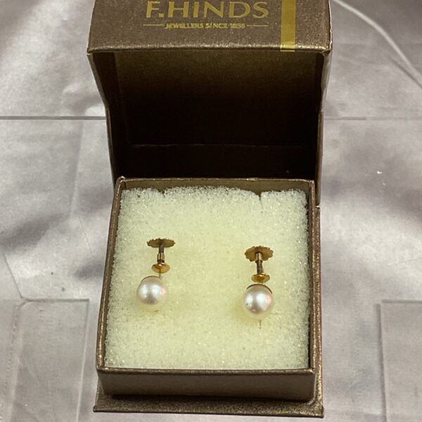 Vintage 9ct gold pearl stud earrings in presentation box.