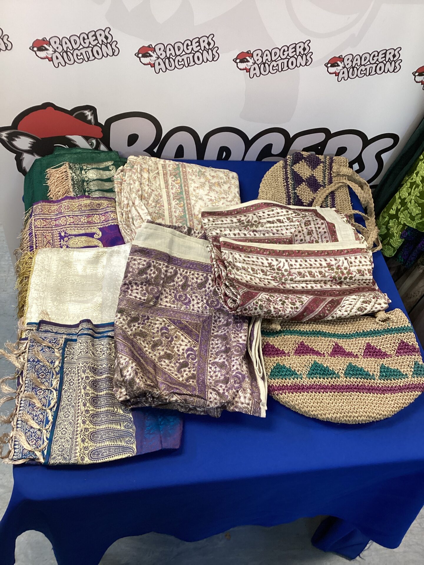 606 selection of mixed throws & scarves