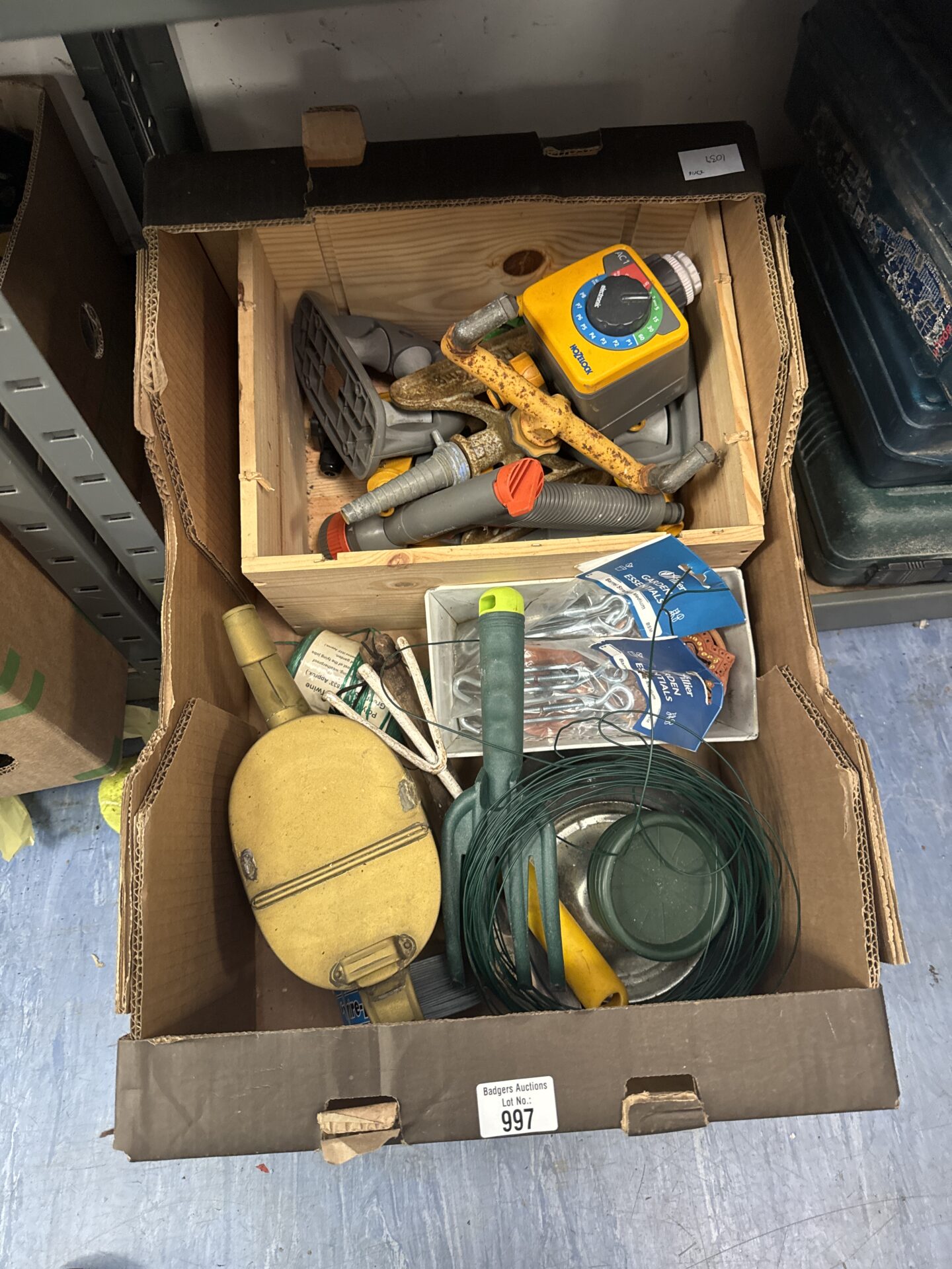 986 Box of assorted gardening items