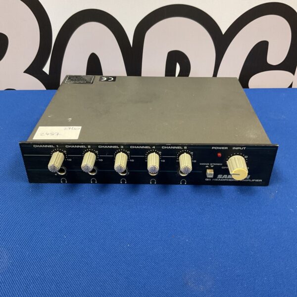 Samson Q5 headphone amplifier with channel controls and volume adjustments.
