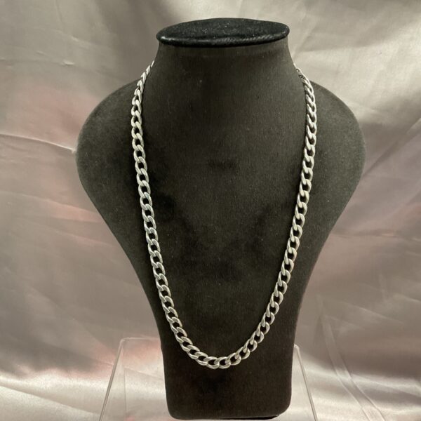 Close-up of a 925 silver curb chain, showcasing the link design.