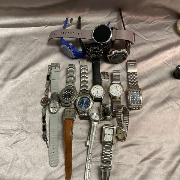 Tray of assorted vintage and modern wristwatches for collectors.