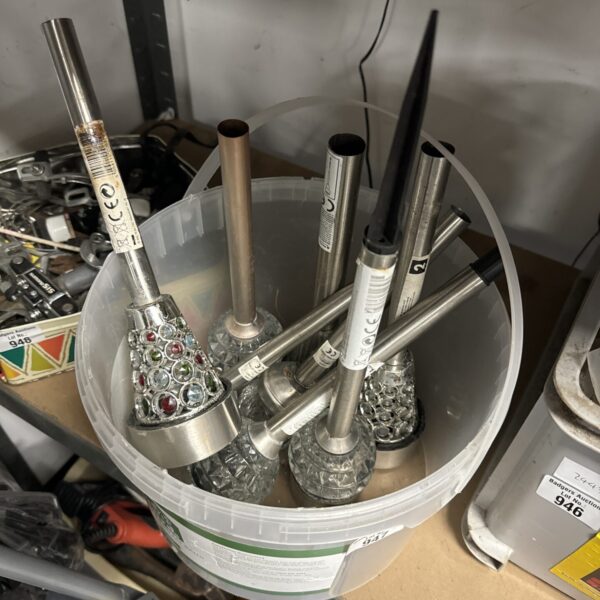 Lot of solar powered garden lights in a tub.