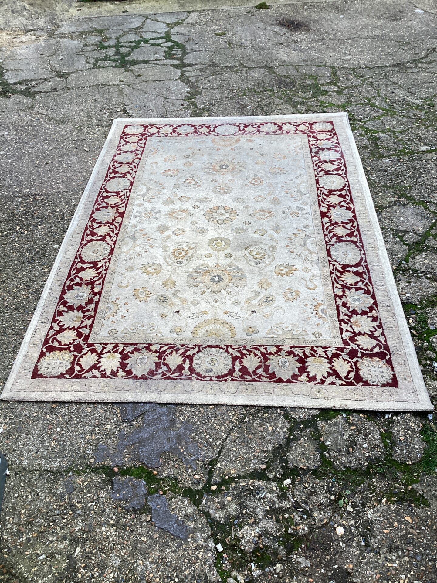 582 Large floral pattern rug 7.5ft x 5ft